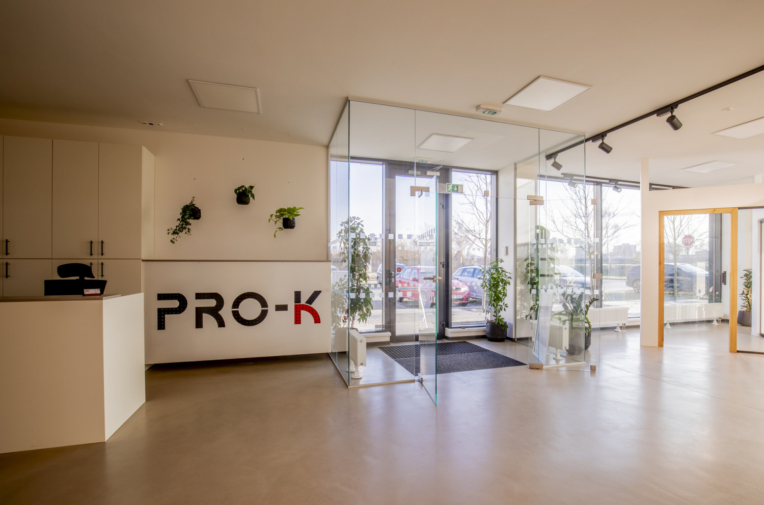 Konzultační zóna showroomu PRO-K se skleněnými příčkami