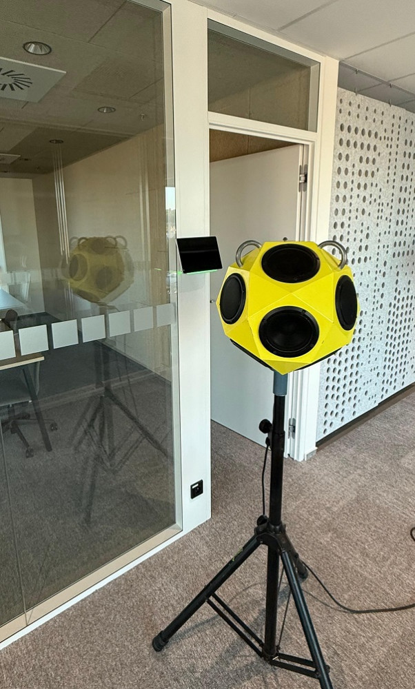 Měření neprůzvučnosti pomocí měřicího zařízení se všesměrovým zvukem.