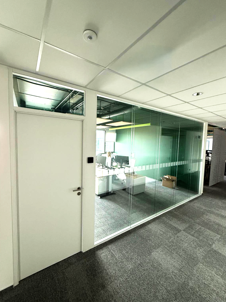Detail skleněné akustické příčky AW80 v a Noark Harfa Office Park v Praze