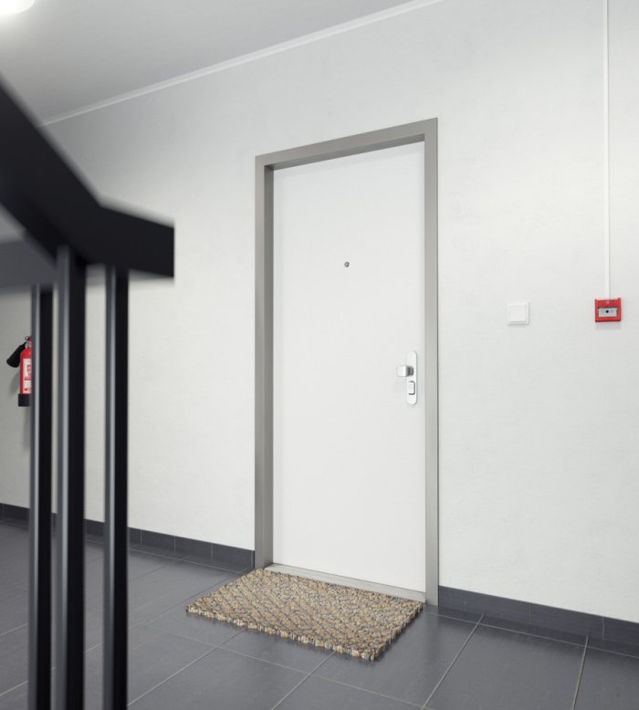 Detail bezpečnostního kování na vstupních dveřích Argos - jednoho z nejoblíbenějších modelů značky SAPELI.