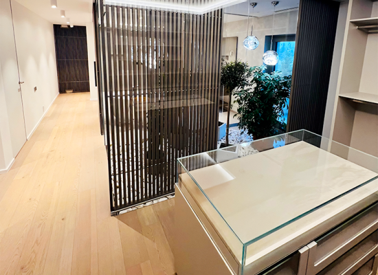 Kliknutím zvětšíte Atypické posuvné dřevěné treláže jsou elegantním a zároveň velmi praktickým designovým prvkem.