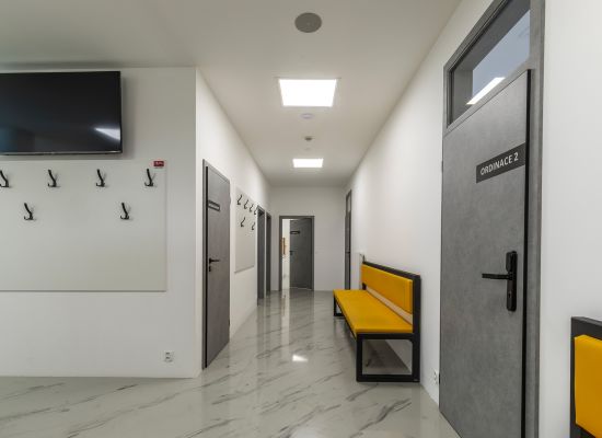 Kliknutím zvětšíte Detaily dřevěných obložkových dveří v čekárně nové zubní ordinace Jihočeského kraje