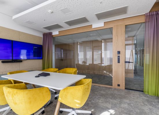 Kliknutím zvětšíte Zasedací místnost v sídle dm elegantně odděluje skleněná stěna ze speciálního kaleného skla. Kombinace s přírodním dřevem podtrhuje výjimečný design interiéru.