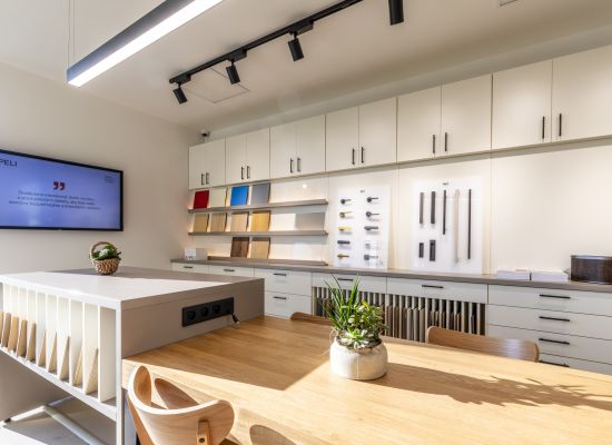 Kliknutím zvětšíte Klíčovou součástí moderního showroomu PRO-K je plánovací koutek, v němž lze jednoduše vytvořit vlastní unikátní dveře na míru.