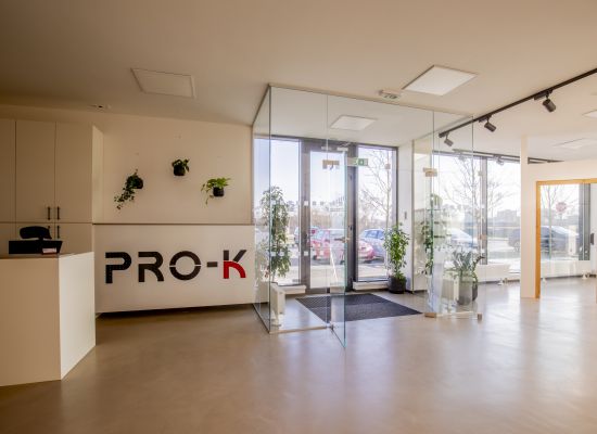 Kliknutím zvětšíte Showroom spol. PRO-K v Technologickém dvoře v Českých Budějovicích, vstupní prostor.