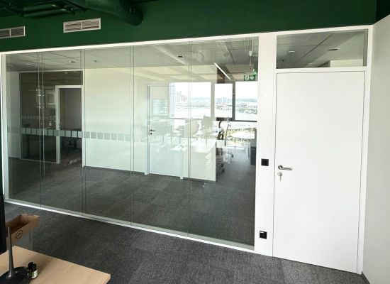 Detail akustické příčky PW80 - systém tl. 80 mm osazený v hliníkových profilech - v sídle firmy NOARK v Office Park v Praze, zakázková výroba PRO-K  