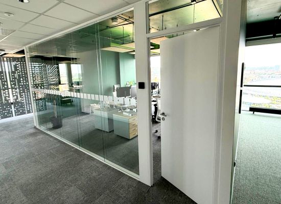 Detail akustické příčky PW80 - systém tl. 80 mm osazený v hliníkových profilech - v sídle firmy NOARK v Office Park v Praze, zakázková výroba PRO-K  