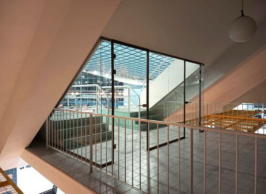 Skleněná stěna z bezpečnostního skla v kombinaci s kovovým rámem v rekonstruované plovárně 