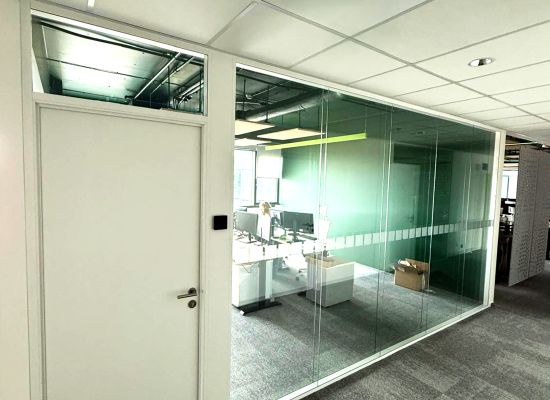 Akustické příčky PW80 - systém tl. 80 mm osazený v hliníkových profilech - v sídle firmy NOARK v Office Park v Praze, zakázková výroba PRO-K  