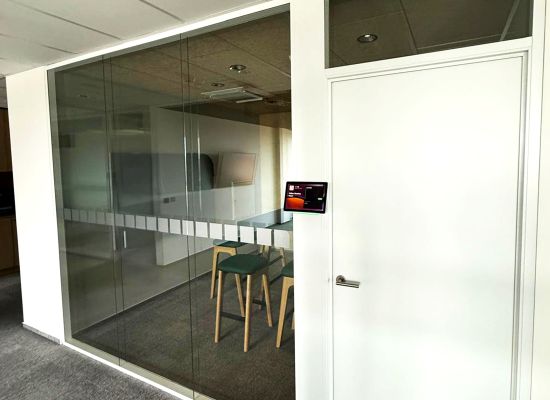 Akustické příčky PW80 - systém tl. 80 mm osazený v hliníkových profilech - v sídle firmy NOARK v Office Park v Praze, zakázková výroba PRO-K  