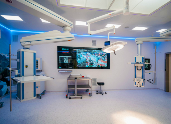 Chirurgický sál nového pavilonu CH českobudějovické nemocnice, z levého boku je vidět kus více než osmimetrové skleněné stěny ze speciálního skla s potištěnou fólií. 