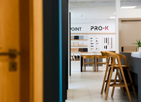 Vystavené vzorky dveří, dekorů a kování v showroomu PRO-K a značky SAPELI v Táboře. 
