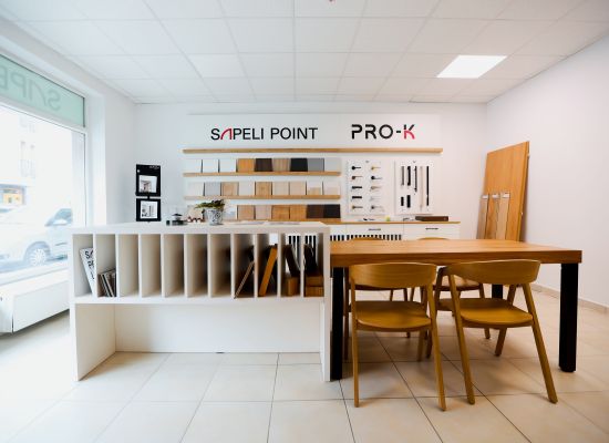 Vystavené vzorky kování a dekorů v showroomu spol. PRO-K a značky SAPELI v Táboře. 