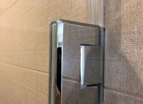 Kliknutím zvětšíte Detail uchycení dveří sprchového koutu, zakázková výroba PRO-K