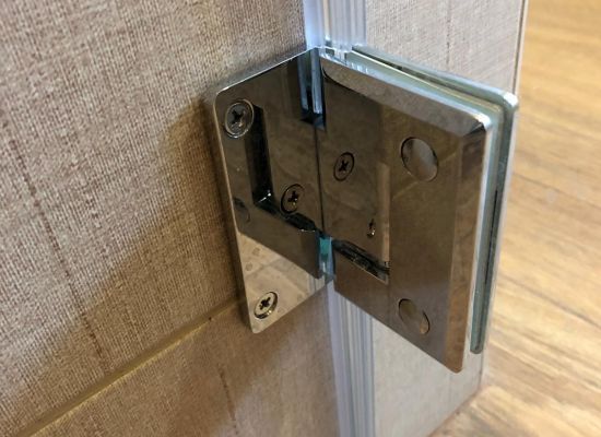 Kliknutím zvětšíte Detail uchycení dveří sprchového koutu, zakázková výroba PRO-K