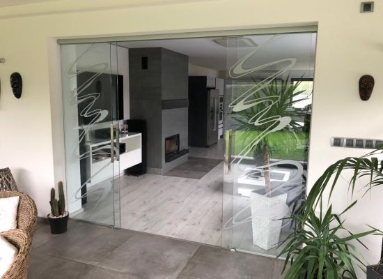 Kliknutím zvětšíte bezpečnostního čirého skla s motivem, posuvný systém DORMA MUTO v nerezu, zakázková výroba spol. PRO-K