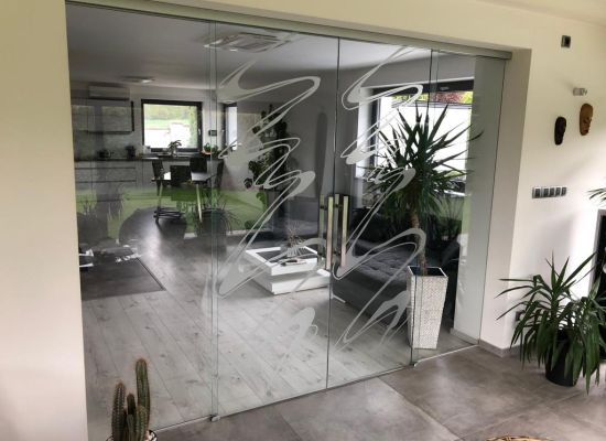 Kliknutím zvětšíte bezpečnostního čirého skla s motivem, posuvný systém DORMA MUTO v nerezu, zakázková výroba spol. PRO-K