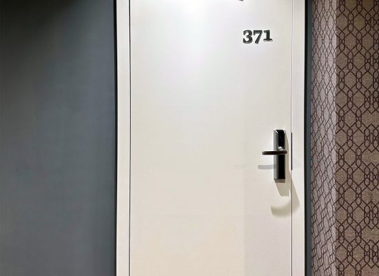 Kliknutím zvětšíte Detail bezfalcových protipožárních dveří SAPELI s elektrickým zámkem a samozavíračem v lázních Aurora Třeboň, zakázková výroba PRO-K