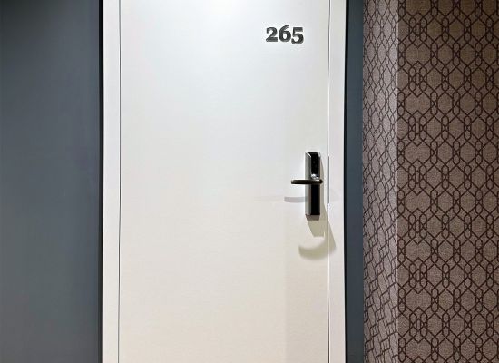 Kliknutím zvětšíte Detail bezfalcových protipožárních dveří SAPELI v lázních Aurora, zakázková výroba