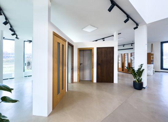 Kliknutím zvětšíte Showroom spol. PRO-K v Českých Budějovicích nabízí vzorky produktů SAPELI a řady dalších značek a také plánovací koutek.