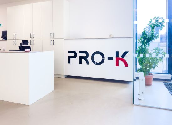 Kliknutím zvětšíte Hlavní recepce moderního showroomu spol. PRO-K a značky SAPELI v Technologickém dvoře v Českých Budějovicích.