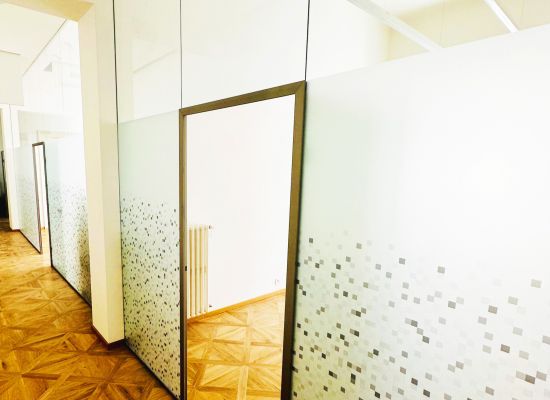 Kliknutím zvětšíte Jednotlivé kanceláře nové služebny policie na pražském hlavním nádraží jsou vytvořeny z skleněných stěn a celoskleněných dveří vsazených do rámu. Soukromí při práci zajišťuje neprůhledná potištěna fólie s elegantními motivy.