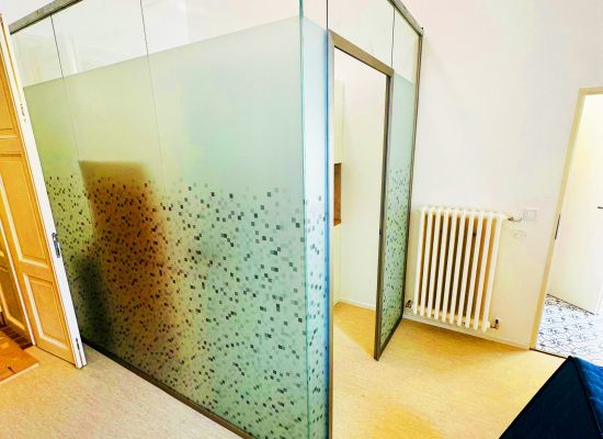 Kliknutím zvětšíte Skleněné kanceláře pro služebnu Policie ČR - Masarykovo nádraží v Praze, zakázková výroba PRO-K