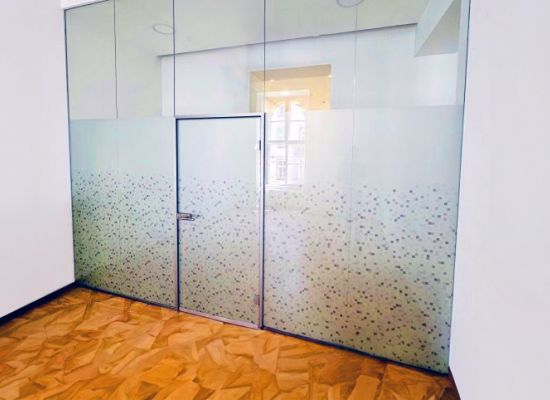 Kliknutím zvětšíte Velkoformátová skleněná stěna s elegantním designovým potiskem slouží jako kancelář policie v budově Masarykova nádraží v Praze, práce na zakázku PRO-K.