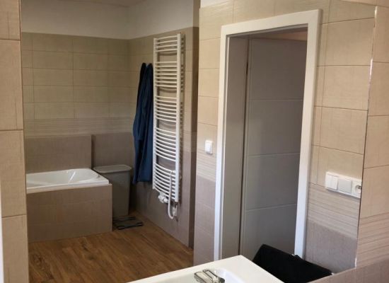 Kliknutím zvětšíte Detail zrcadla z rekonstrukce sprchového koutu, zakázková výroba PRO-K