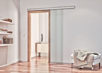 Celoskleněné dveře do bytu: jak prosvětlit tmavší prostor