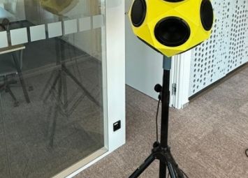 Skleněné kancelářské příčky, které mluví pravdu. Proč je 35 dB v praxi důležitější než 43 dB z laboratoře