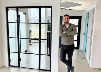 Zákazníci dnes požadují široký výběr produktů a špičkový servis, říká majitel showroomu se sklem a dveřmi Sapeli 