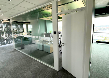 Moderní skleněná akustická příčka AW80 v Noark Harfa Office Park