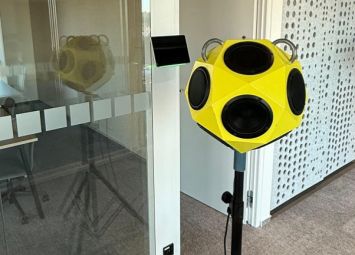 Skleněné kancelářské příčky, které mluví pravdu. Proč je 35 dB v praxi důležitější než 43 dB z laboratoře
